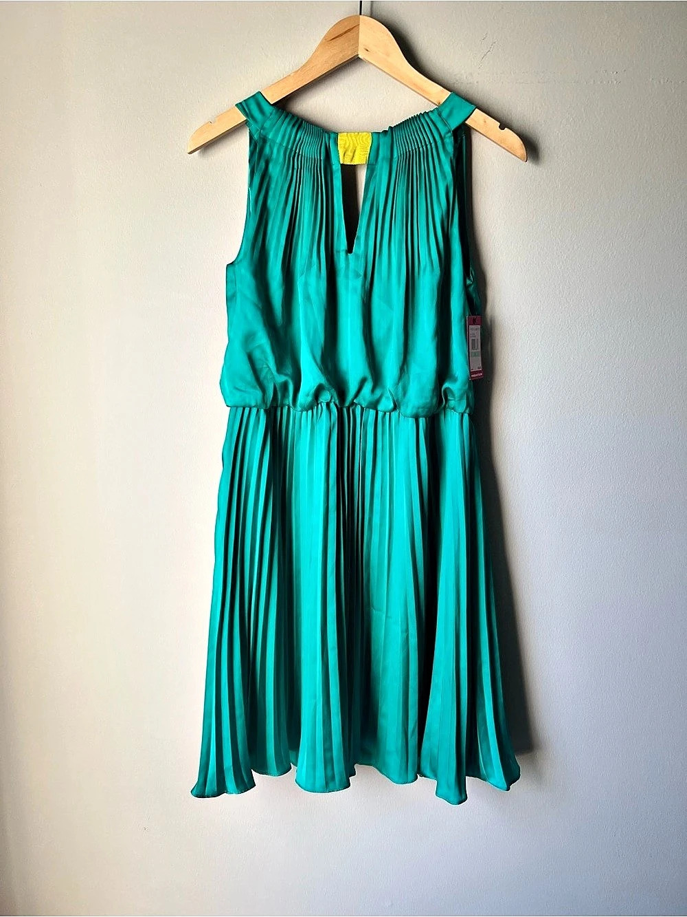 Vince Camuto Pleated Midi Dress in Green Size 8 NWT